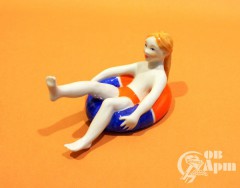 Скульптура "Девочка на плавательном круге"